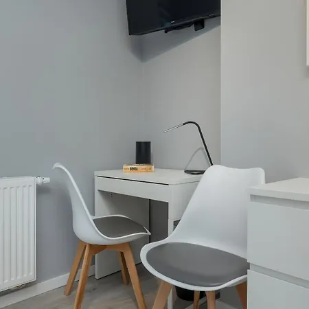 Cztery Pory Roku Komfortowy Z Balkonem I Miejscem Do Pracy By Renters Apartament *